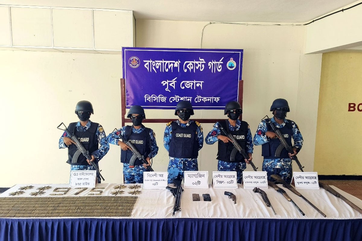 টেকনাফে বিপুল পরিমাণ অস্ত্র ও গুলি জব্দ