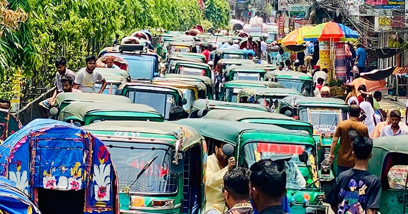 ফেনীতে সংস্কারের অভাবে কাজে আসছে না পার্কিং, যানজটে অতিষ্ঠ শহরবাসী
