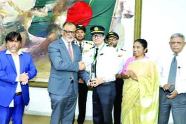 সাহসিকতার স্বীকৃতি পেলেন বিমানের সেই পাইলট