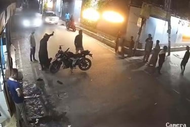 রাজধানীতে প্রকাশ্যে যুবককে কুপিয়ে জখম, ভিডিও ভাইরাল