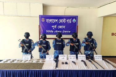 টেকনাফে বিপুল পরিমাণ অস্ত্র ও গুলি জব্দ