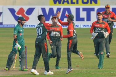 পাকিস্তান সফরে কমলো ম্যাচ সংখ্যা