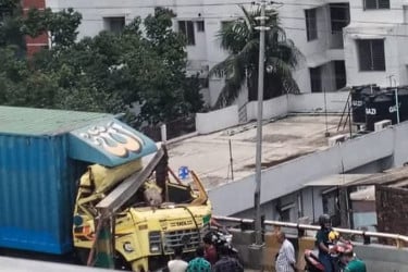 চট্টগ্রামে ফ্লাইওভারের উচ্চতা প্রতিবন্ধকে কাভার্ডভ্যানের ধাক্কা