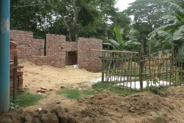 শহীদ জাকিরের কবরের পাশে মায়ের জন্য হচ্ছে ঘর