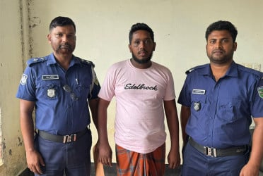 এক্সপ্রেসওয়েতে বাসচাপায় অ্যাম্বুলেন্সের পাঁচ যাত্রী নিহতের ঘটনায় চালক গ্রেপ্তার