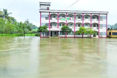 বাড়ছে পানি বড় বন্যার শঙ্কা