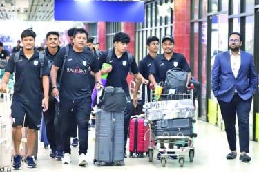 অবশেষে ঢাকায় ফিরল যুবা ফুটবল দল