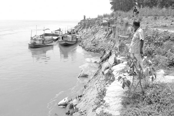 ভাঙছে নদী বিলীন ফসলি জমি
