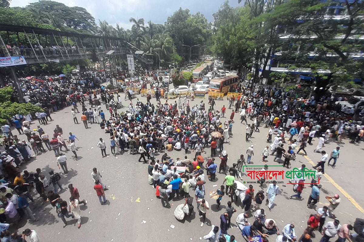 এবার নগর ভবন ছেড়ে মৎস্য ভবনের সামনে ইশরাক সমর্থকরা
