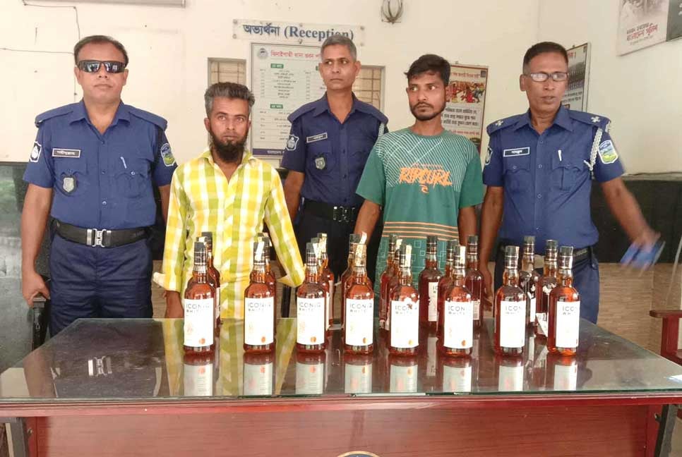 যাত্রীবাহী বাস থেকে মদসহ দুই কারবারি গ্রেপ্তার