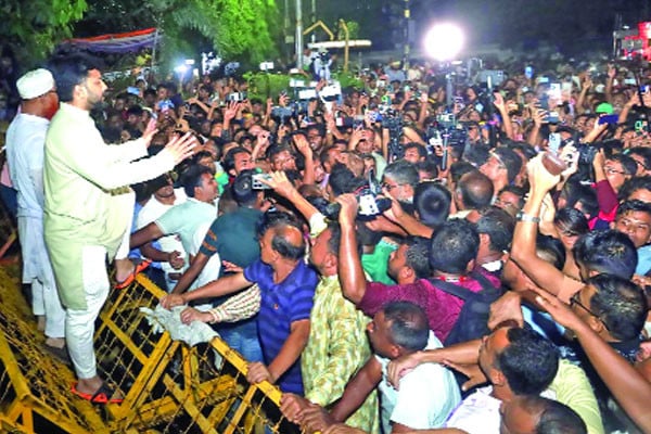 ইশরাক সমর্থকরা মাঠ ছাড়বেন না