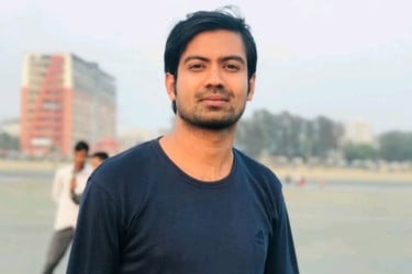 মোবাইল ফোনে কথা বলতে বলতে ছাদ থেকে পড়ে যুবকের মৃত্যু