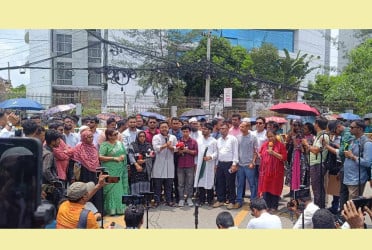 নির্বাচন কমিশনের সামনে বিক্ষোভ-সমাবেশ করছে এনসিপি