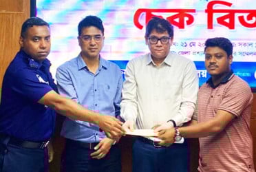 ফেনীতে ‘সি’ ক্যাটাগরির জুলাই যোদ্ধাদের মাঝে চেক বিতরণ