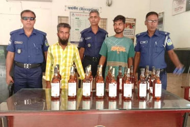 যাত্রীবাহী বাস থেকে মদসহ দুই কারবারি গ্রেপ্তার