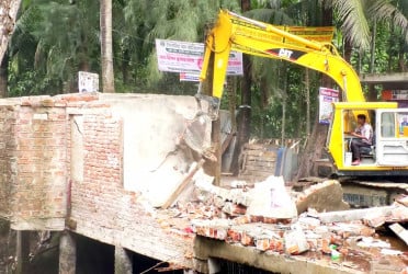 লক্ষ্মীপুরে জলাবদ্ধতা নিরসনে উচ্ছেদ অভিযান