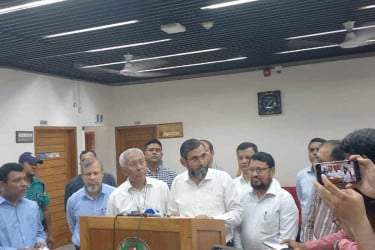 রাজনৈতিক কর্মকাণ্ড নিয়ে মতামত দিতে চাই না: ইসি সানাউল্লাহ