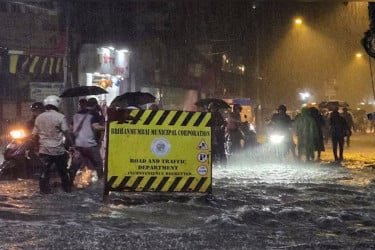 ভারতের মুম্বাইতে ভারী বৃষ্টি, কমলা এলার্ট জারি