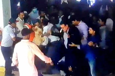 অটোপাসের দাবিতে আন্দোলন, জাতীয় বিশ্ববিদ্যালয়ের উপাচার্যের ওপর হামলার অভিযোগ