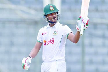 বৃষ্টিভেজা দিনে নাঈম সাইফের হাফ সেঞ্চুরি