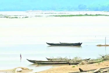 ডুবছে নিচু এলাকা