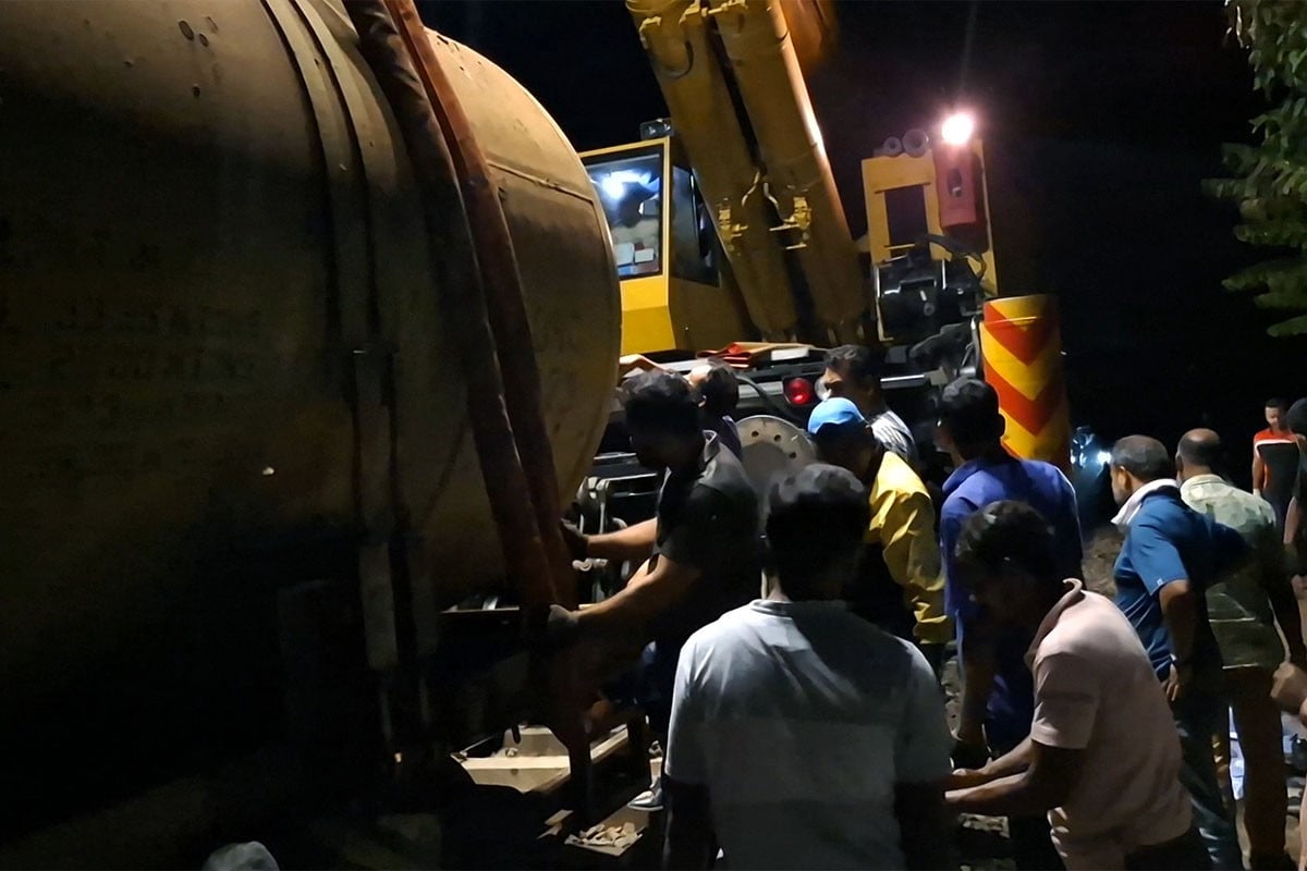 জয়পুরহাটে তেলবাহী ট্রেন লাইনচ্যুত, ৭ ঘণ্টা পর চলাচল স্বাভাবিক