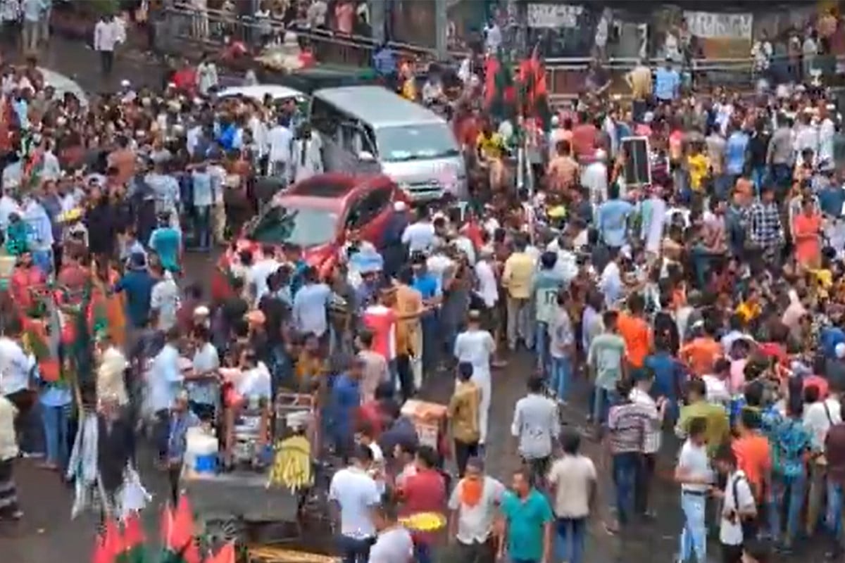 যমুনার সামনে উচ্ছ্বাসে মেতেছে ইশরাকের সমর্থকরা