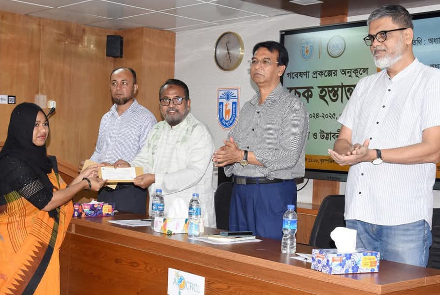 খুবিতে ২ কোটি ৫ লাখ টাকার গবেষণা চেক বিতরণ