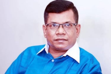 নিজেরাই যখন দৌড়ের ওপর থাকে তখন কে কাকে দেখে?