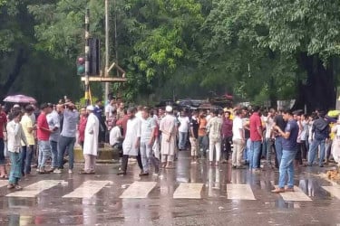 বৃষ্টির মধ্যেই মৎস্য ভবন ও কাকরাইল মোড়ে ইশরাক সমর্থকদের বিক্ষোভ