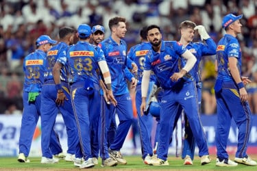 ‘অফ সাইড ফিল্ডার্স’ নিয়ম ভেঙে শাস্তি পেল মুম্বাই