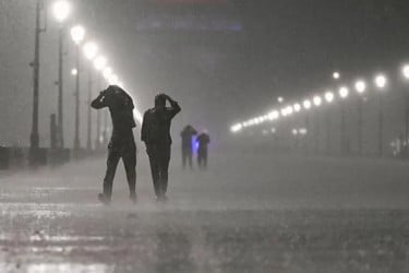 ভারী বৃষ্টিতে ভারতের বিভিন্ন এলাকায় জনজীবন বিপর্যস্ত, নিহত ৪