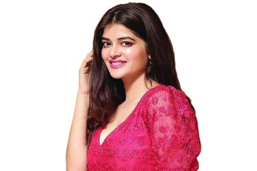 হারিয়ে যাচ্ছেন মধুমিতা!