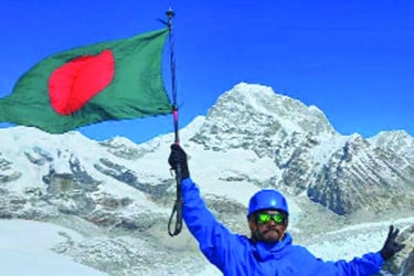 এভারেস্টের চূড়ায় দাঁড়িয়ে কাঁদলেন