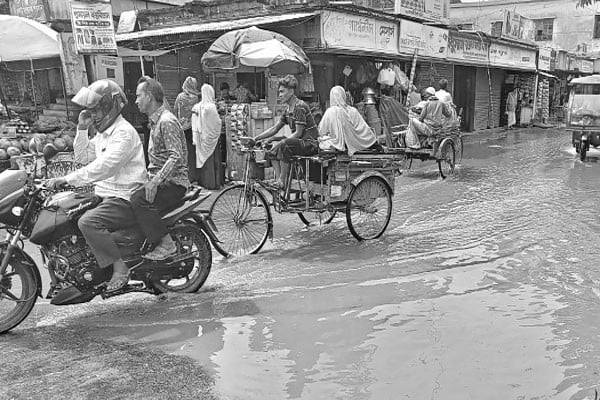 সামান্য বৃষ্টিতেই সড়কে হাঁটুপানি