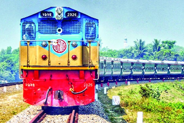 ট্রেনে নিরাপত্তা শঙ্কায় যাত্রীরা