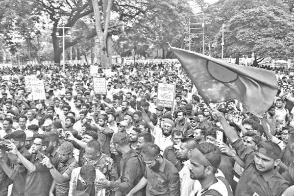 সাত দফা দাবিতে শহীদ মিনারে অবস্থান কর্মসূচি
