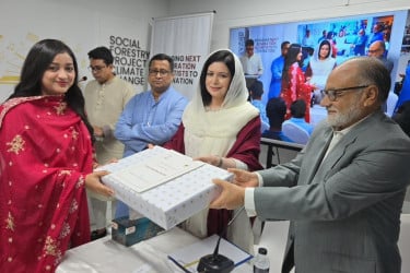 ক্ষুদে বিজ্ঞানীদের উৎসাহ দিলেন ডা. জুবাইদা রহমান