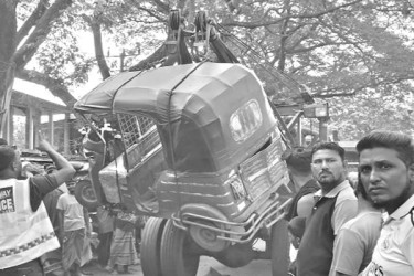 সড়কে চার জেলায় প্রাণহানি ৭