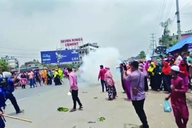 গাজীপুরে মহাসড়ক অবরোধ করে শ্রমিকদের বিক্ষোভ