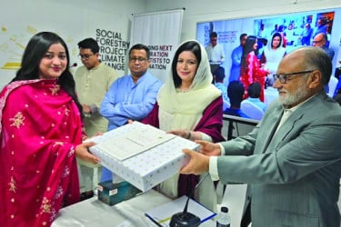 খুদে বিজ্ঞানীদের উৎসাহ দিলেন জুবাইদা রহমান