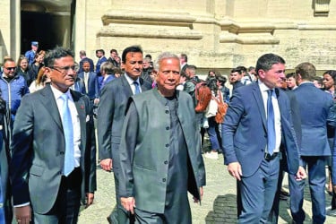 প্রধান উপদেষ্টার কালো কুর্তার রহস্য