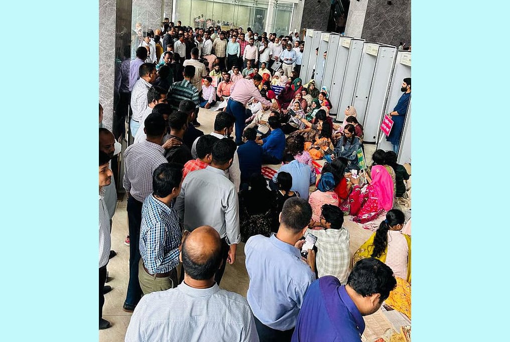 এনবিআর বিলুপ্তির অধ্যাদেশ বাতিলসহ চার দাবিতে চলছে কর্মবিরতি
