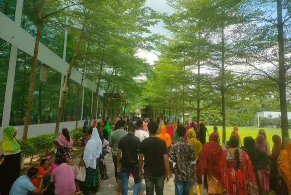 গাজীপুরে বেতন বাকি রেখে কারখানা বন্ধ, আন্দোলনে শ্রমিকরা