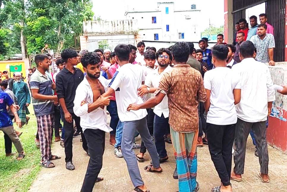 চাঁদপুরে অধ্যক্ষের যোগদানকে কেন্দ্র করে সংঘর্ষ, আহত ১০
