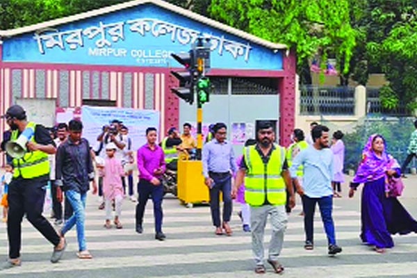 শৃঙ্খলা ফিরছে না সড়কে