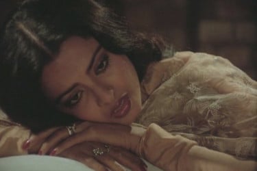 রেগে পানের পাত্র ছুড়ে মারেন নৃত্যগুরু, পা কাটে রেখার