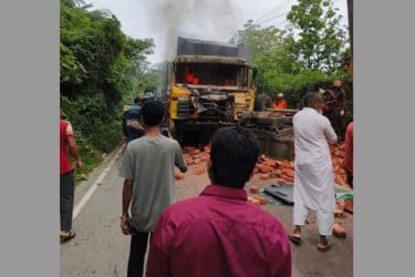 খাগড়াছড়িতে কাভার্ড ভ্যান-ট্যাক্টরের মুখোমুখি সংঘর্ষে আহত ৪