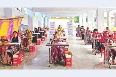 উপকূলীয় দরিদ্র নারীদের বিনামূল্যে প্রশিক্ষণ দিয়ে সেলাই মেশিন দিলো বসুন্ধরা গ্রুপ