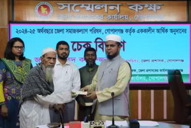 গোপালগঞ্জে অসহায় পরিবারের ৭২ সদস্য পেলেন এককালীন অর্থিক অনুদানের চেক
